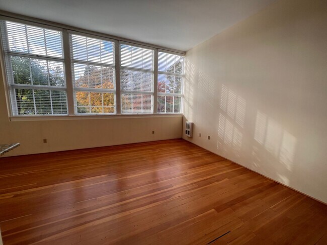 Building Photo - Historic Lincoln School Condo in downtown Eugene