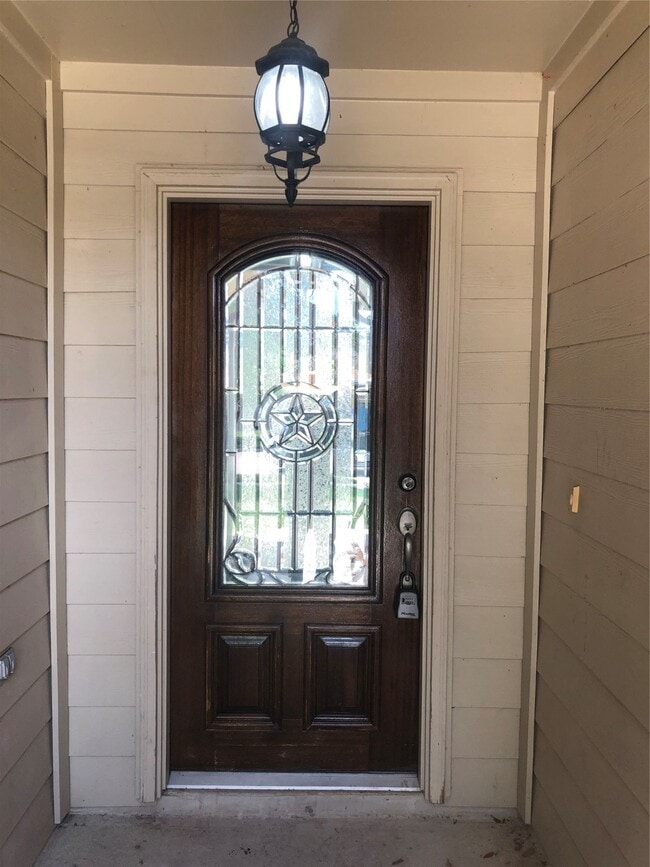 Building Photo - 1211 Colonial Manor Dr