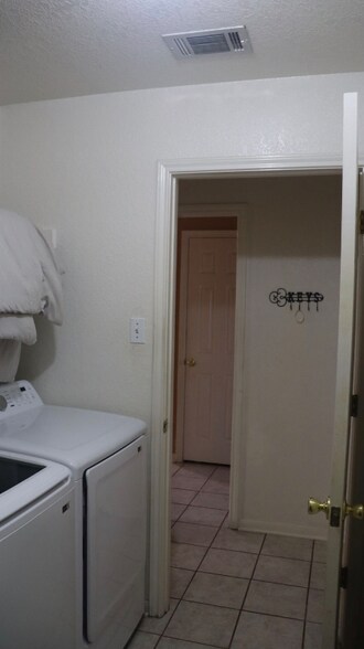 Building Photo - 2607 Gazelle Dr