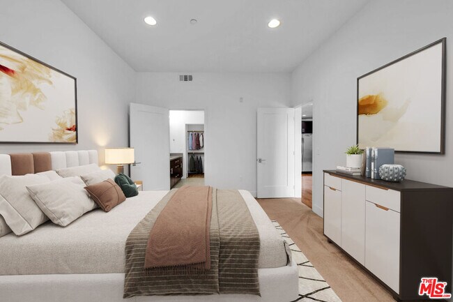 Building Photo - 4211 Redwood Ave