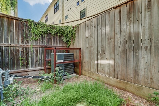 Building Photo - 8715 Meadowcroft Dr
