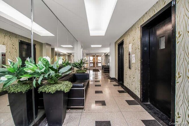 Building Photo - 6 Fordham Hill Oval