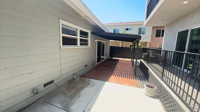 Building Photo - Newly Renovated on Montezuma!