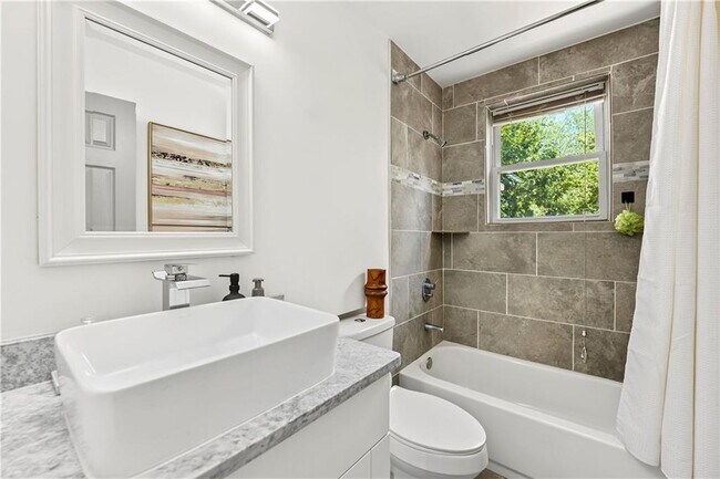 Building Photo - 1416 Graymont Dr SW