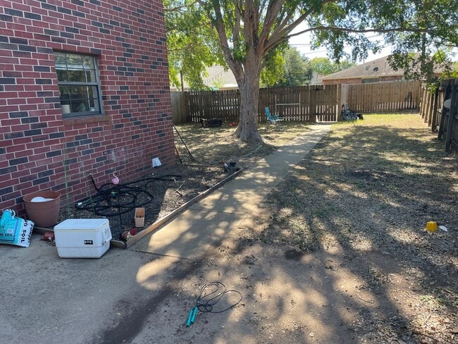 Building Photo - AUGUST 2026 PRE-LEASE!!  Spacious 3 Bedroo...