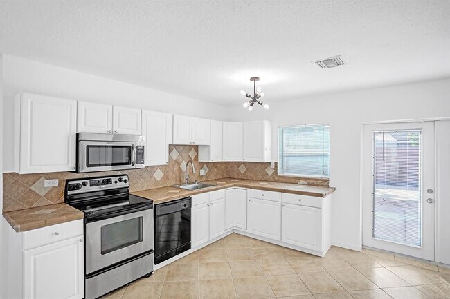 Building Photo - 651 NE 59th Ct