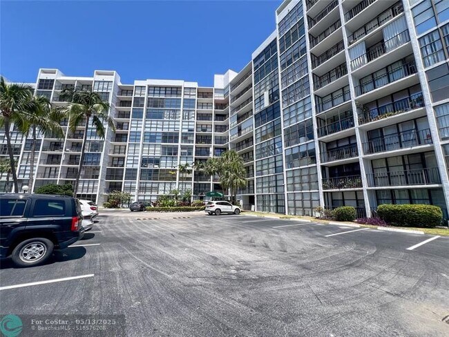 Building Photo - 800 Parkview Dr