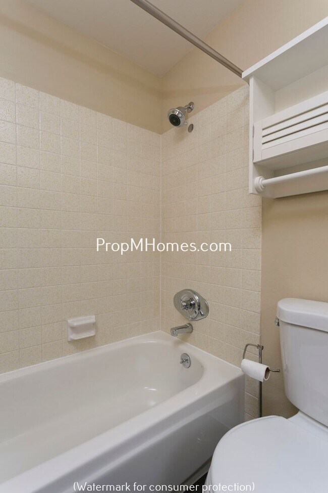 Building Photo - Spacious Four Bedroom Split-Level Home In Milwaukie!
