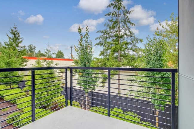 Building Photo - Stunning Modern Townhome in Sammamish!