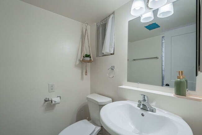 Building Photo - 1540 W Berridge Ln