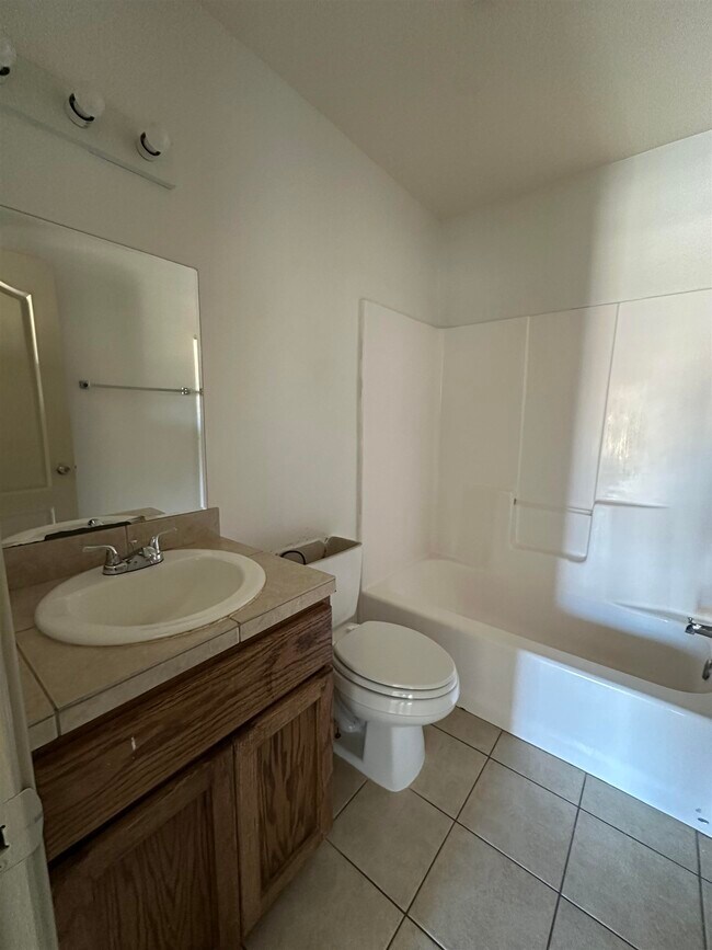 Building Photo - 1610 E Plum St