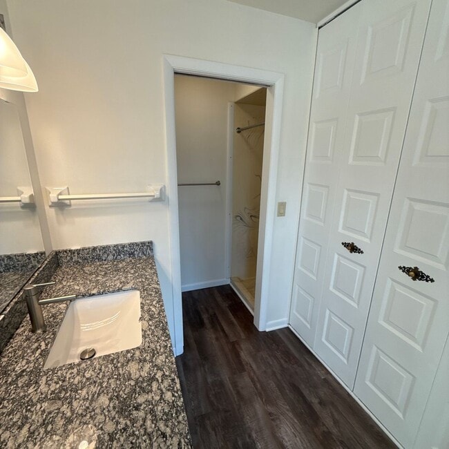 Building Photo - 2239-2239 N Thompson Rd