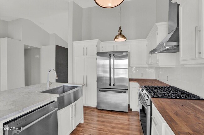 Building Photo - 8406 W Dahlia Dr