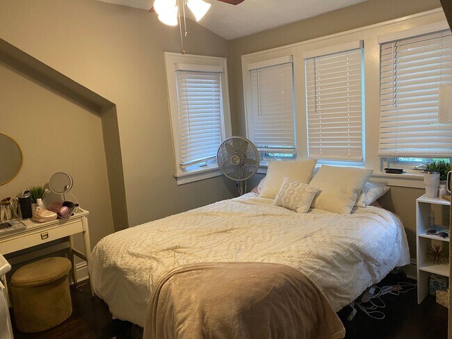 Building Photo - Large Spacious Home with 2 Car Garage in South Hampton