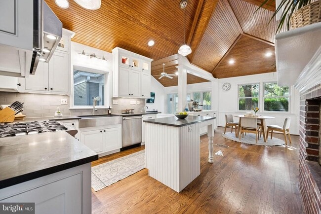 Building Photo - 6 Spring Hill Ct