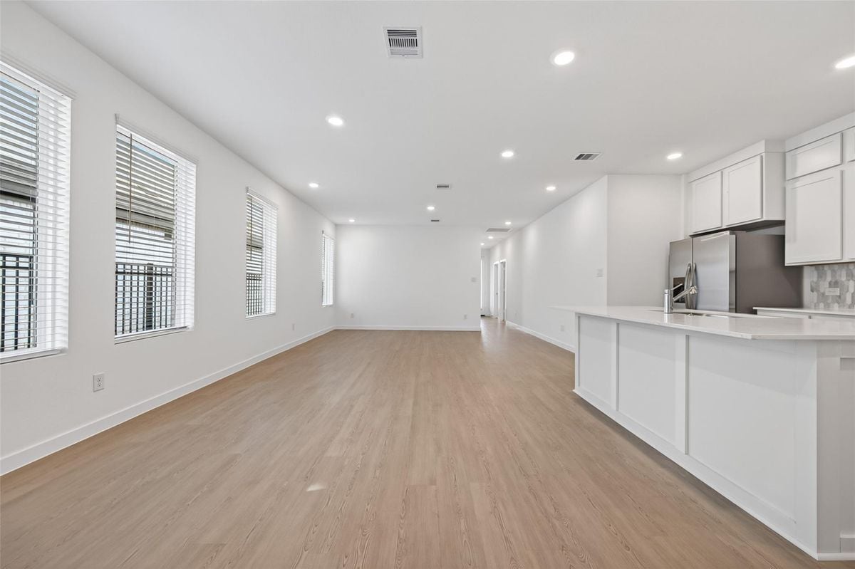 Building Photo - 27435 Sunterra Village Dr