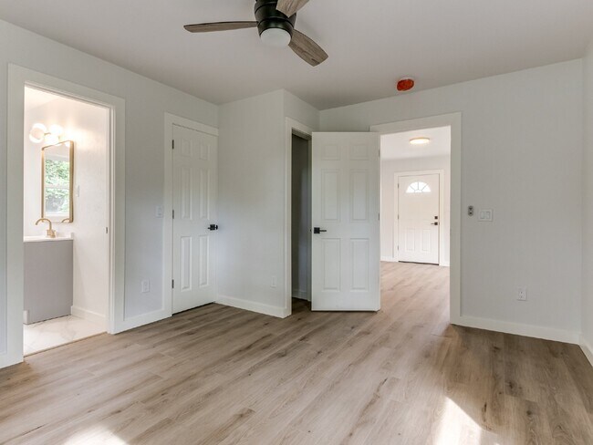 Building Photo - 1-Bedroom Apartment for Rent Near Midtown