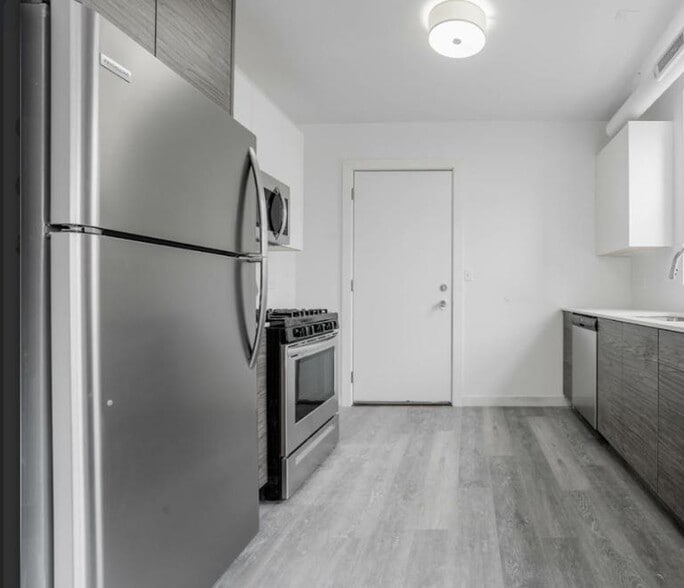 Building Photo - 1706 W Glenlake Ave