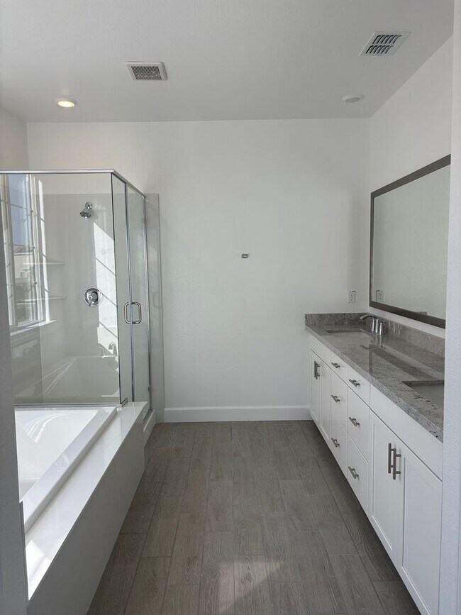 Building Photo - **Move In special $1k off first month's rent** Exciting Opportunity: Discover Your Brand New Drea...