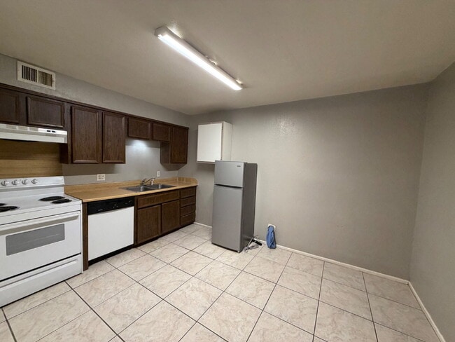 Building Photo - Duplex Located In Central Lubbock Minutes From Tech Campus!