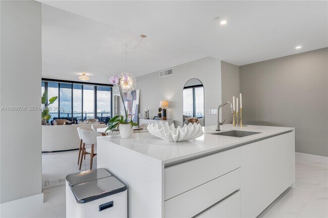 Building Photo - 700 NE 24th St