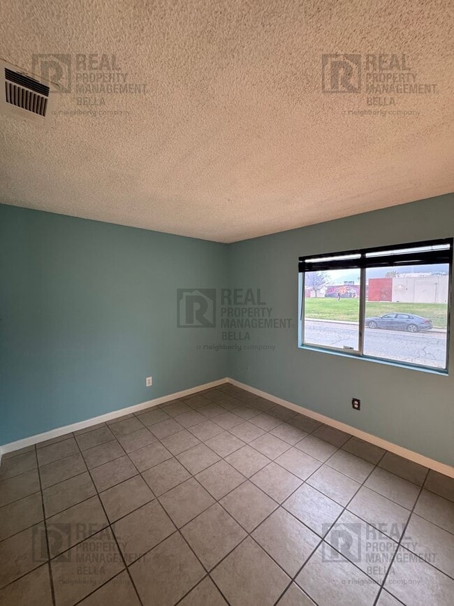 Building Photo - 55+ COMMUNITY- Charming 2-Bed, 2-Bath Home in Desirable 55+ Sunrise Community