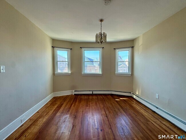 Building Photo - 182 Sheridan St