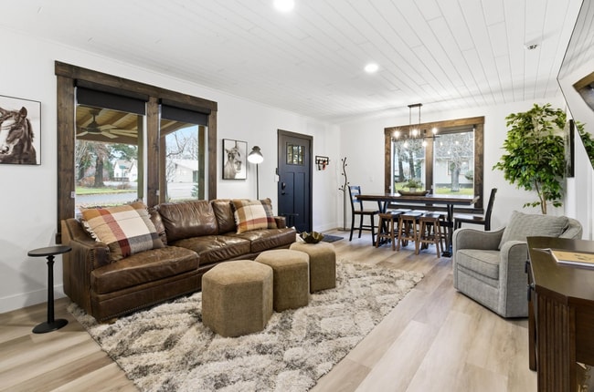 Building Photo - 809 3rd Ave W