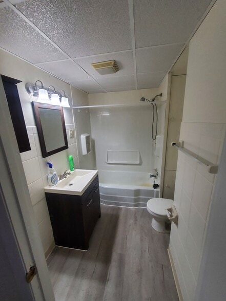 Building Photo - 610 4th Ave