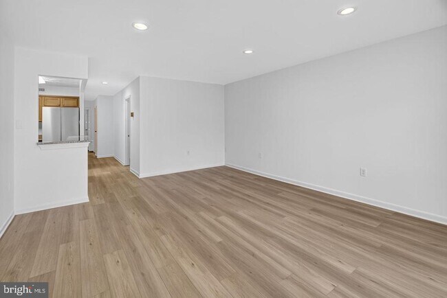 Building Photo - 7400 Lakeview Dr