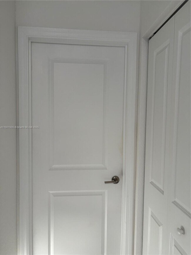 Building Photo - 1020 SE 26th Ter