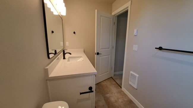 Building Photo - 3 Bedroom 2.5 Bath Duplex