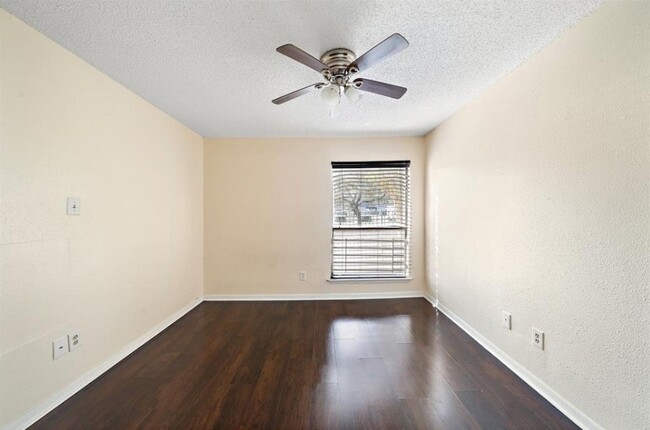 Building Photo - 2818 S Bartell Dr
