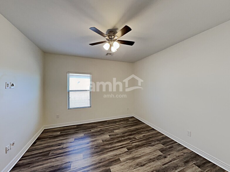 Building Photo - 9081 Blue Saguaro St