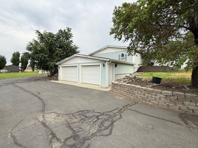 Building Photo - 3 Bedroom Home with Large Shop and Additio...