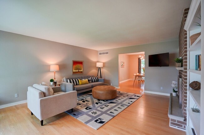 Building Photo - Charming West Side Single Family Home with Mid Century Modern feel