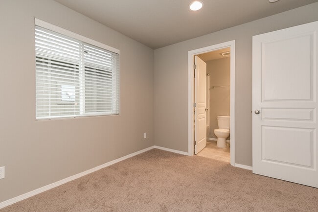 Building Photo - Beautiful 2 bedroom  home in Cottage Grove...