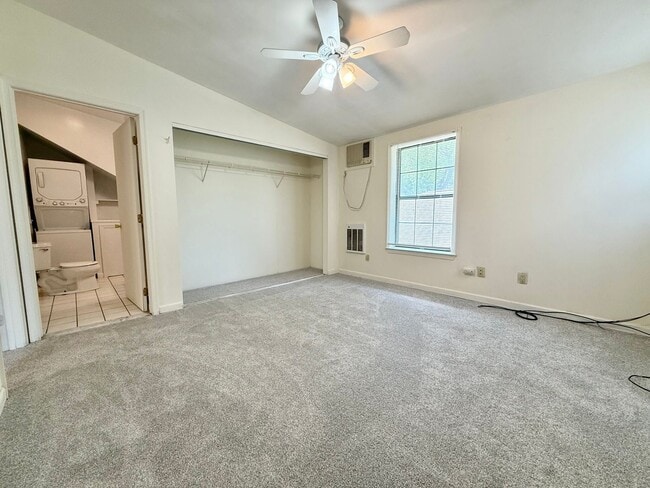 Building Photo - Spacious 1-Bedroom Apartment with Private ...