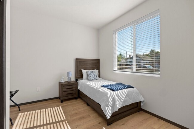 Building Photo - NEWLY RENOVATED 2 BEDROOM HOME.