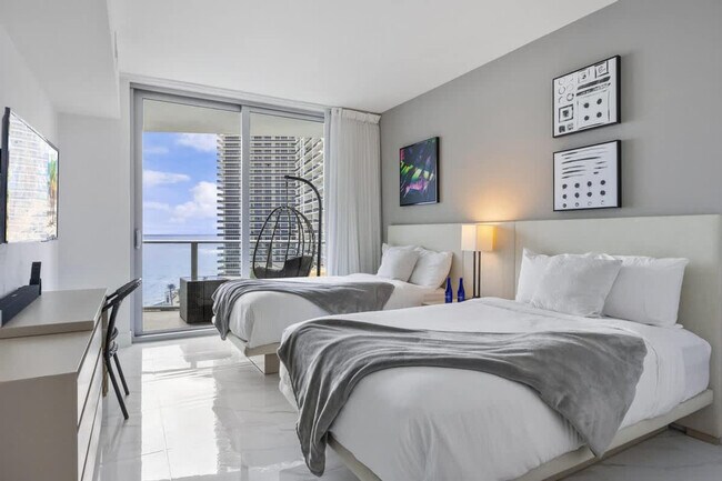 Building Photo - 4011 S Ocean Dr