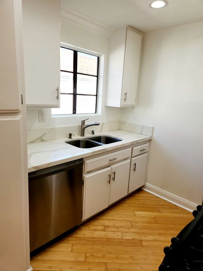 Building Photo - North Park 2bed 2bath, wood flooring, upst...