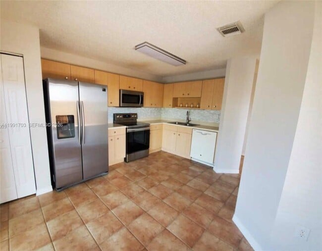 Building Photo - 7464 SW 164th Ct