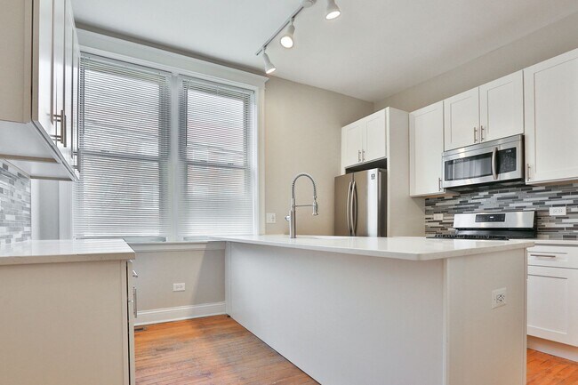 Building Photo - 2Bed/1Bath in Wicker Park with beautiful k...