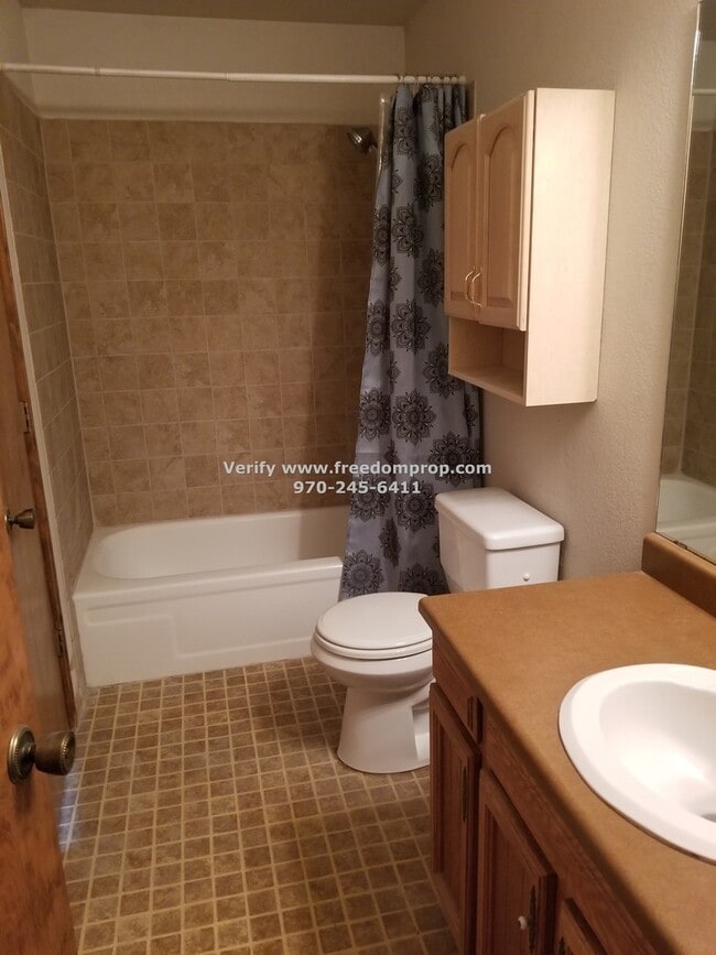 Building Photo - Lots of space in this 3 Bedroom 2.5 Bath Ridges Duplex