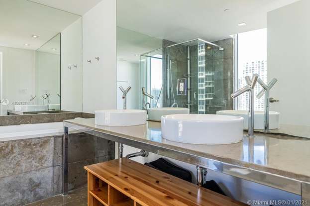 Building Photo - 475 Brickell Ave