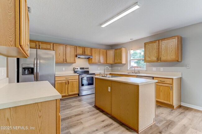 Building Photo - 172 King Arthur Ct