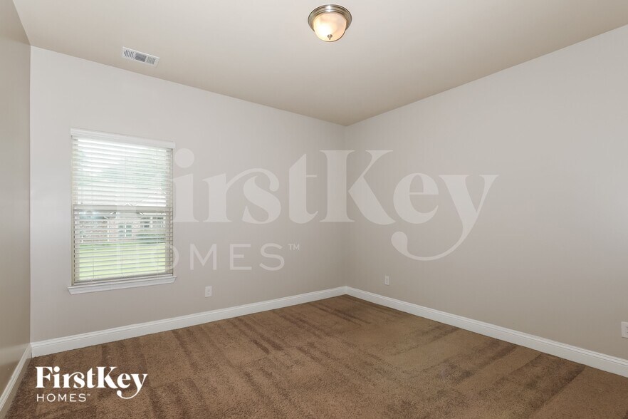 Building Photo - 1000 Yorkshire Dr