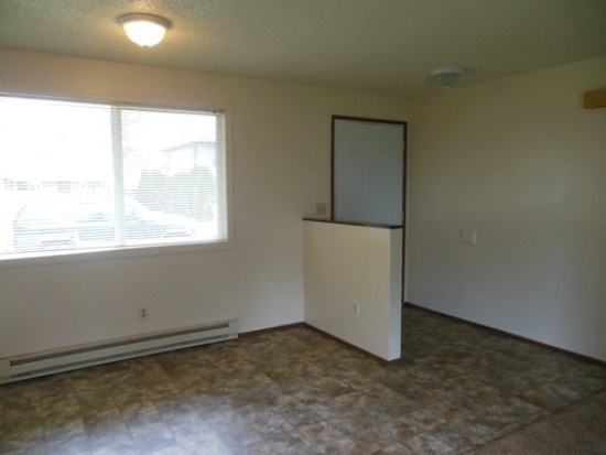 Building Photo - Spacious 3 Bedroom, 1 Bath Pet Friendly Ho...