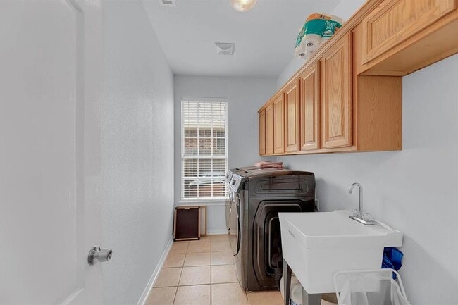 Building Photo - 10020 Lachlan Dr