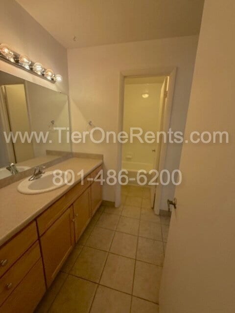 Building Photo - Move in special: $500 off first month rent!!